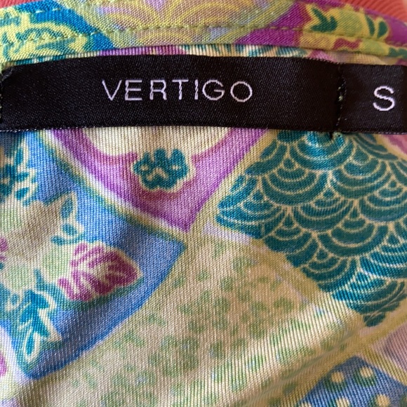 Cute summer asymmetrical, reuched top. Size small - Picture 5 of 7